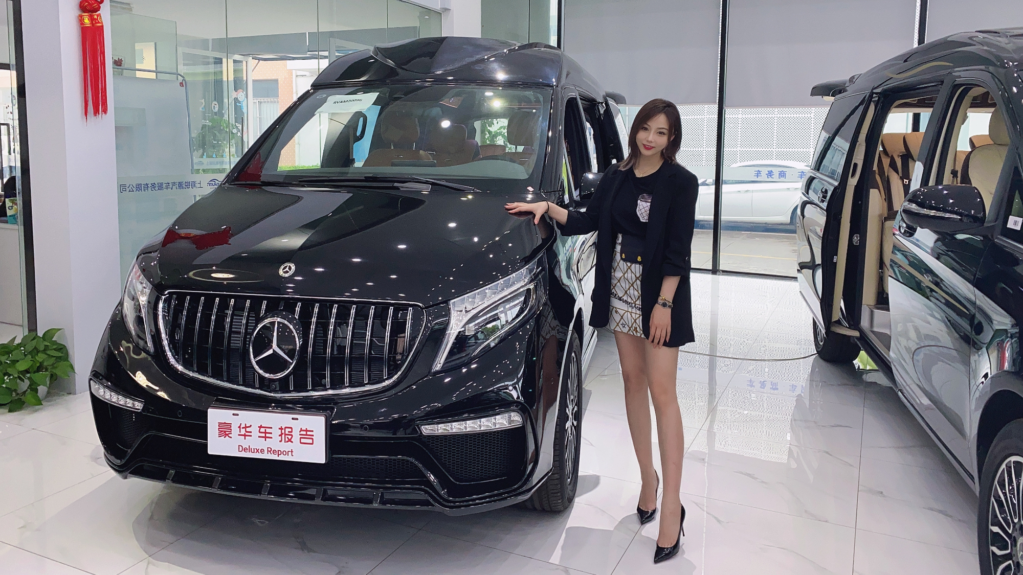 和埃尔法卖一个价!座椅就像大沙发,100万的奔驰V级到底有多牛?